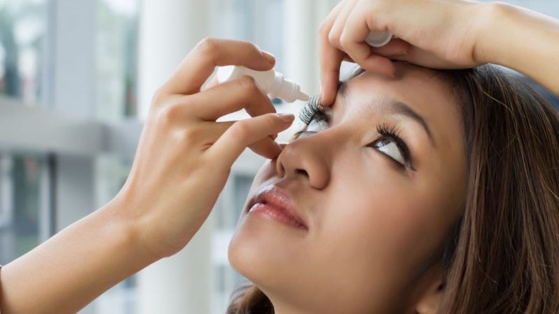 Người bệnh có thể chăm sóc sức khỏe đôi mắt bằng cách nhỏ mắt hoặc bổ sung viên uống hằng ngày