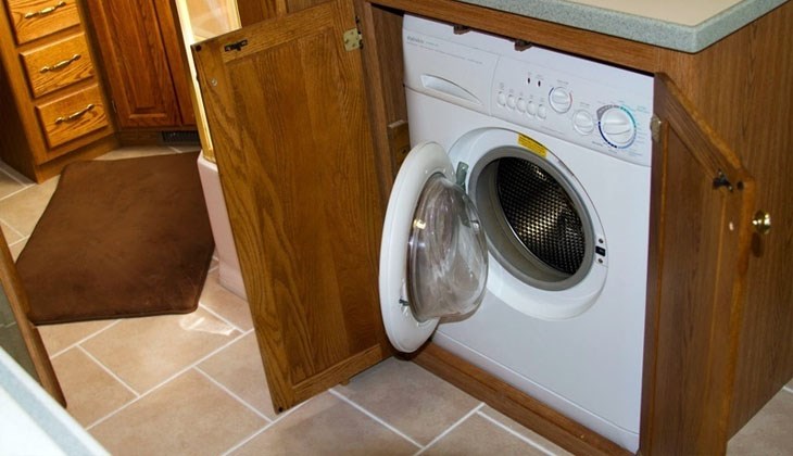 Máy giặt của gia đình bạn được đặt ở những nơi có độ ẩm cao hoặc tiếp xúc với môi trường nhiều dầu mỡ
