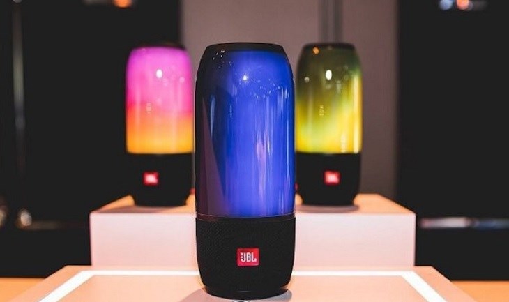 Loa JBL Pulse 3 có phần màng loa được thiết kế phía dưới chân đế