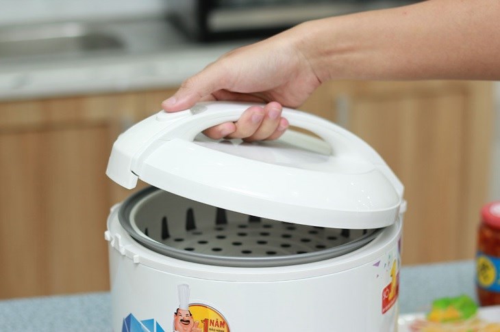 Khi nồi không giữ ấm được, bạn không nên tự ý sửa ở nhà mà hãy mang đến trung tâm sửa chữa nhé!