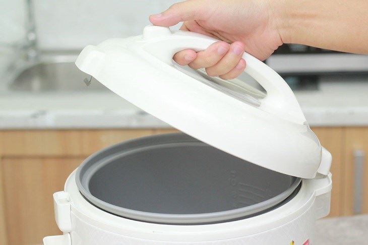 Nồi cơm không nóng được do nhiều nguyên nhân gây ra, bạn không nên tự ý sửa tại nhà