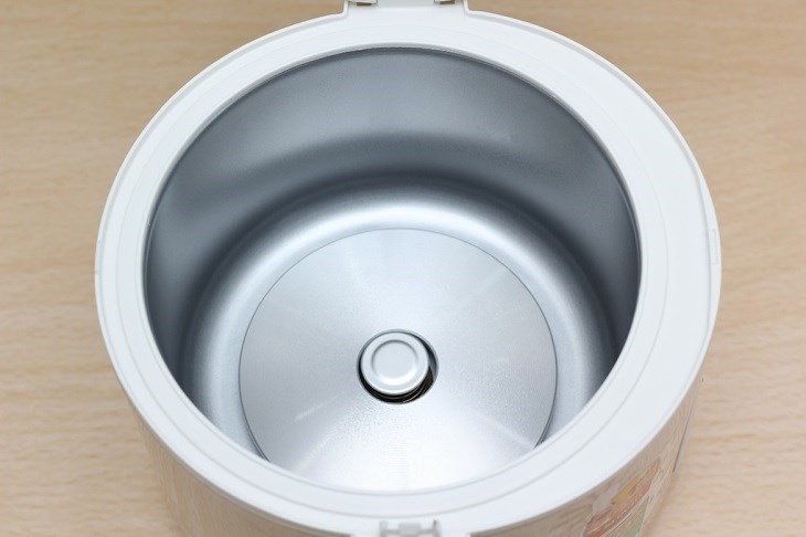 Không nên tác động lực quá mạnh vào lò xo vì sẽ ảnh hưởng đến hoạt động của nồi