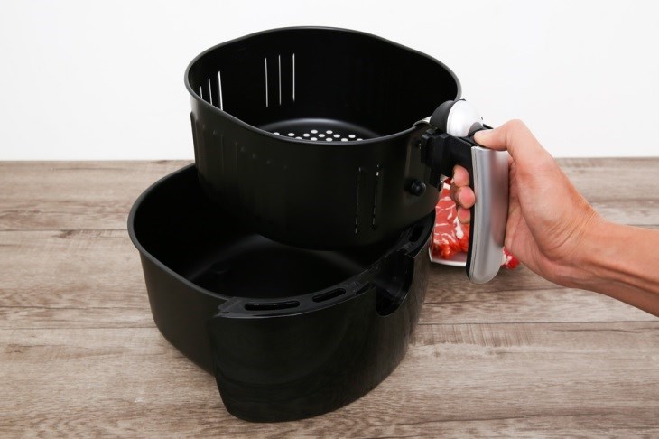 Tháo rời các bộ phận của nồi chiên không dầu để vệ sinh sau khi sử dụng