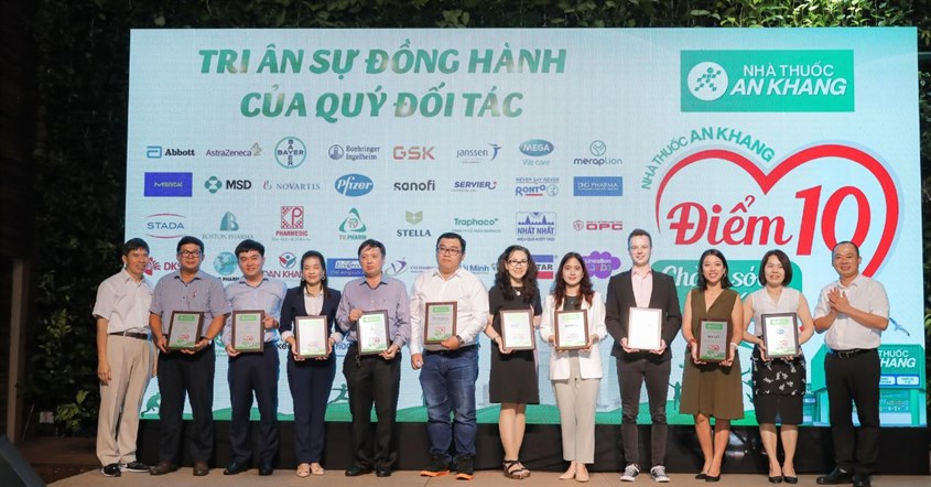 Đại diện nhà thuốc An Khang trao khánh tri ân cho các quý đối tác 