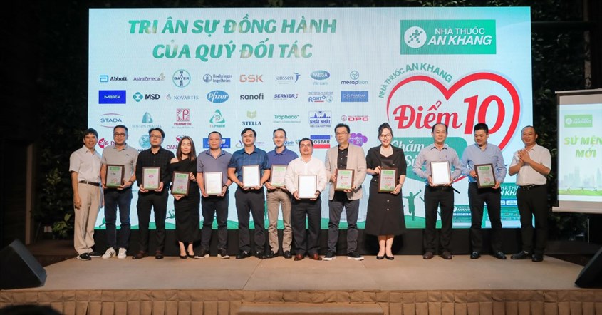 Đại diện nhà thuốc An Khang trao khánh tri ân cho các quý đối tác 