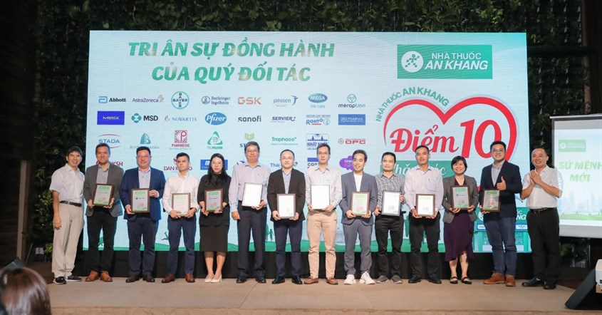 Đại diện nhà thuốc An Khang trao khánh tri ân cho các quý đối tác 