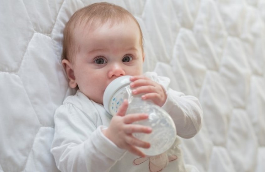 Trẻ bị tiêu chảy nên uống sữa để cung cấp lại năng lượng cần thiết cho cơ thể