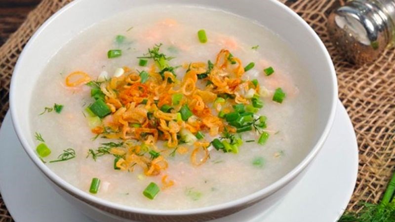Cháo cà rốt là món ăn phù hợp cho cả trẻ em và người lớn