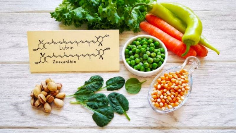 Zeaxanthin thường được kết hợp với lutein để tăng hiệu quả bảo vệ mắt