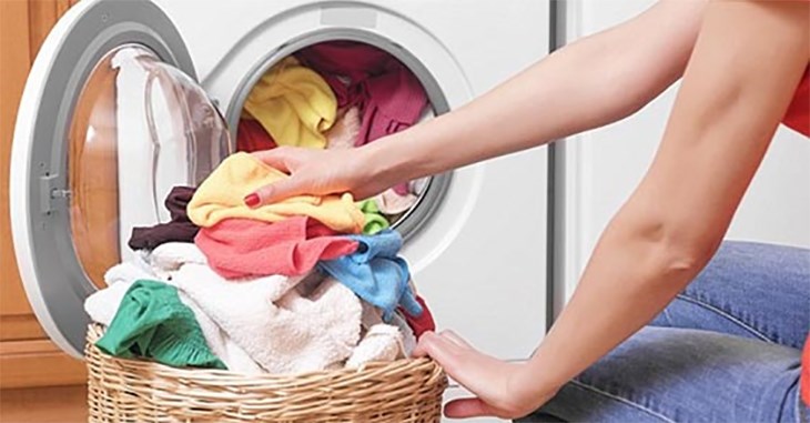 Khi cho quần áo vào lồng giặt, bạn nên kiểm tra xem chúng có bị dồn qua một bên không