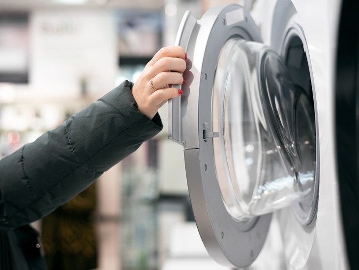 Cửa máy giặt không đóng chặt là do bị hỏng hoặc bị kẹt