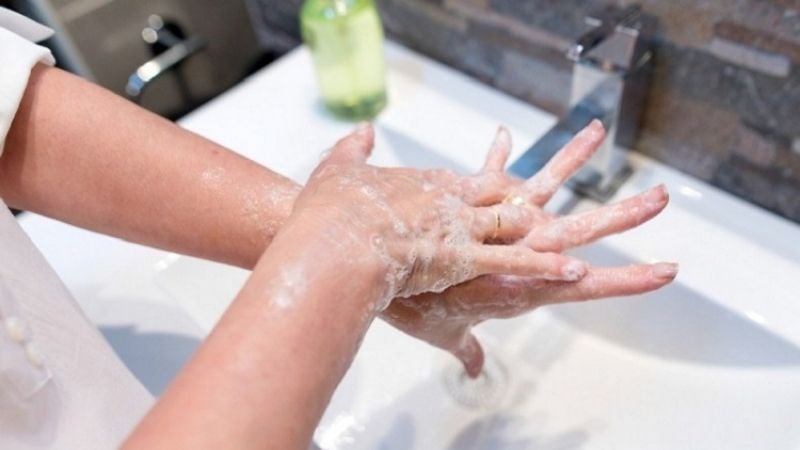 Rửa tay bằng xà phòng thường xuyên để loại bỏ vi khuẩn