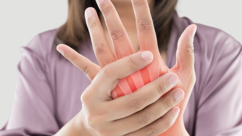 Tinh dầu hương thảo giúp cải thiện bệnh lý viêm khớp dạng thấp