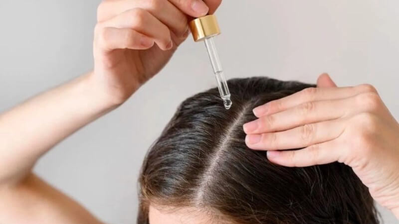 Bôi tinh dầu hương thảo lên da đầu giúp kích thích mọc tóc