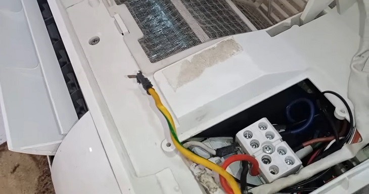 Kiểm tra dây nóng và dây nguội trên CB để khắc phục lỗi E0 trên máy lạnh TCL