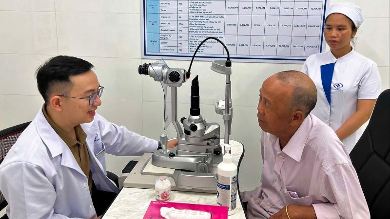 Tham khảo ý kiến chuyên gia về mắt để có liệu pháp bổ sung thích hợp
