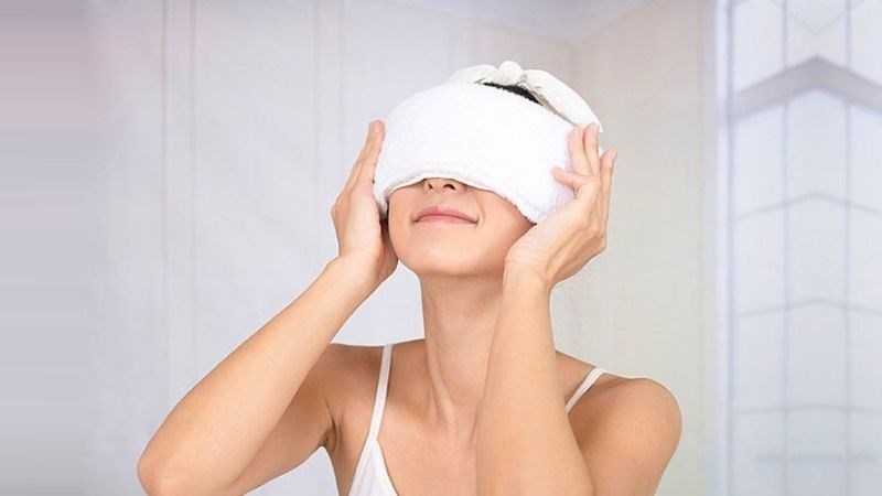 Chườm ấm giúp mắt thư giãn