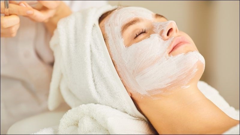 Mặt nạ đất sét giúp làm sạch sâu lỗ chân lông, hấp thụ dầu thừa và tạp chất trên da