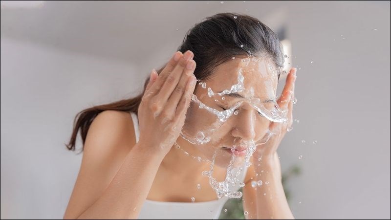 Tẩy trang và rửa mặt sạch là bước cơ bản đầu tiên của quy trình chăm sóc da mùa hè