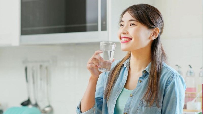 Nên uống đủ nước để cấp ẩm cho làn da mùa hè