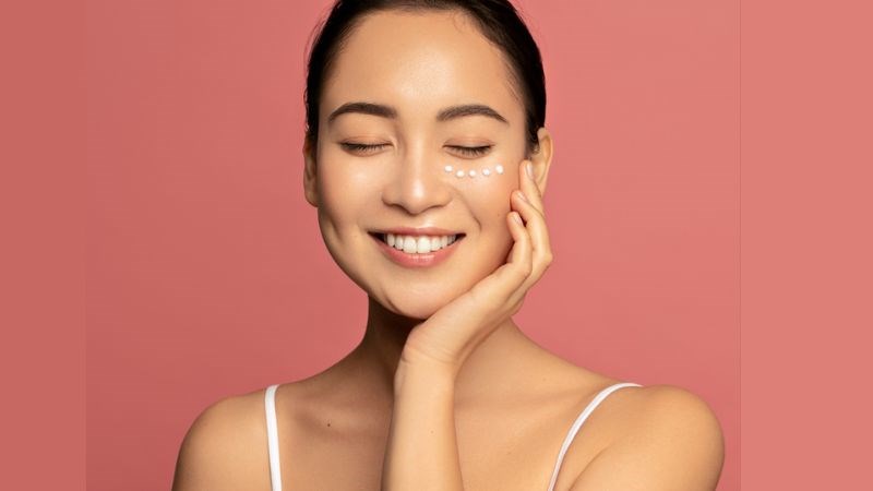 Kem dưỡng mắt cung cấp độ ẩm làm mờ nếp nhăn và quầng thâm