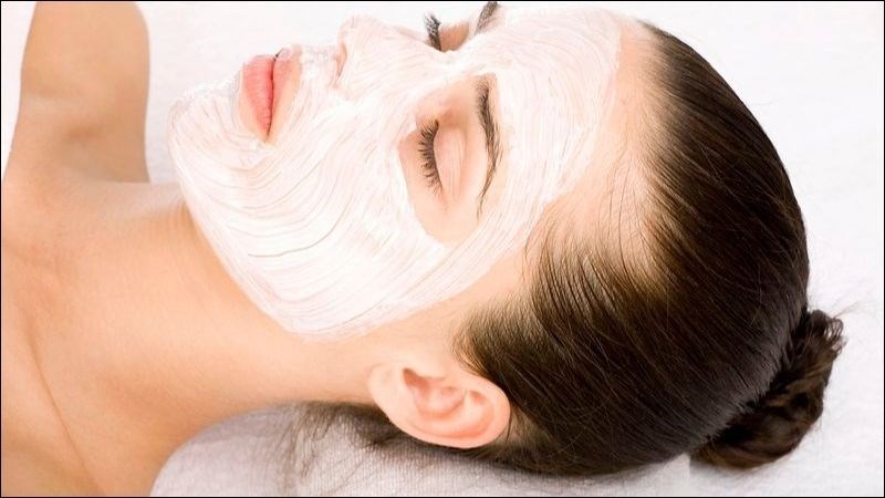 Bạn nên thoa mặt nạ với lượng vừa phải, không quá dày