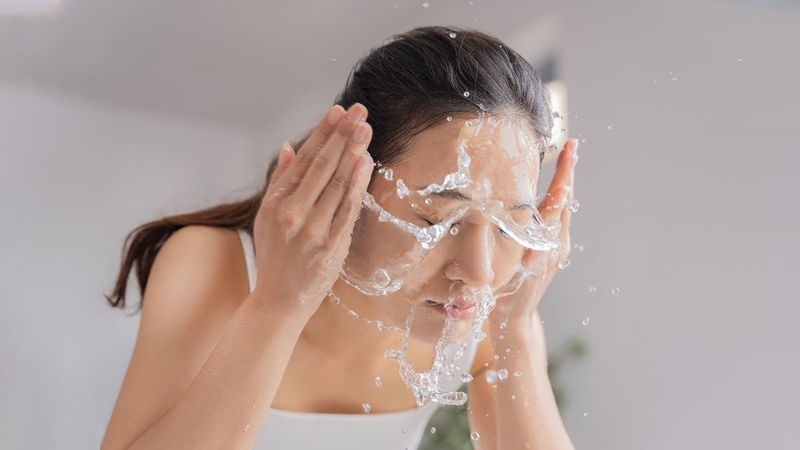 Rửa mặt sau khi thức dậy giúp ngăn ngừa bít tắc lỗ chân lông