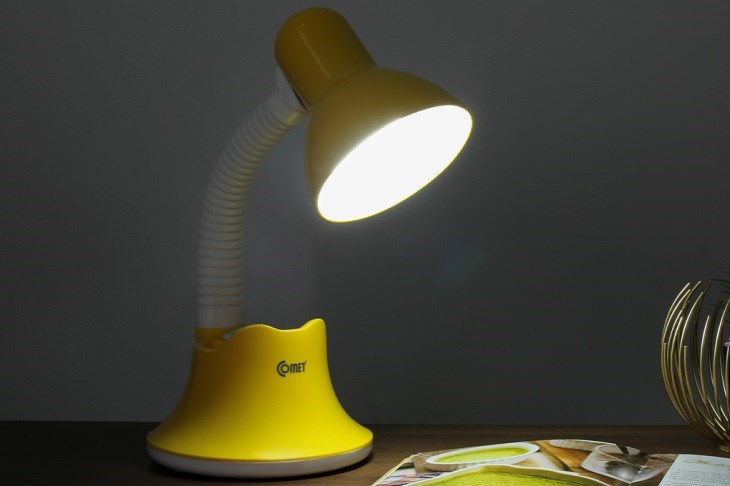 Nên đặt đèn bàn học Comet CT413 cùng phía với nguồn sáng chính để tránh tình trạng sập bóng