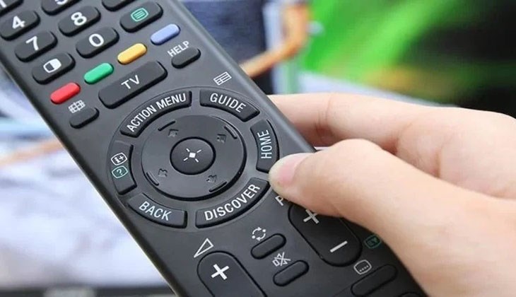 Bạn hãy chọn nút Home trên điều khiển tivi (remote) để truy cập vào Cài đặt