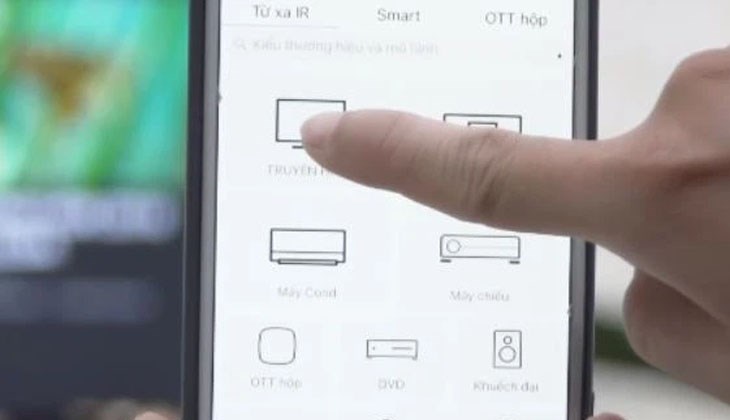 Màn hình iPhone sẽ hiển thị bảng điều khiển giống như một chiếc remote, với đầy đủ nút chức năng