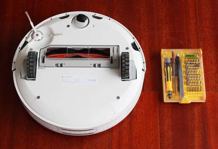 Tiến hành tháo toàn bộ ốc vít ở các bộ phận của robot hút bụi