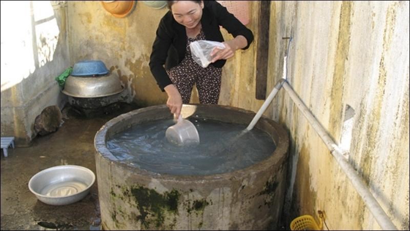 Nếu không có nước sạch thì phải đánh phèn và lọc bằng cát trước khi dùng nước Nếu không có nước sạch thì phải đánh phèn và lọc bằng cát trước khi dùng nước