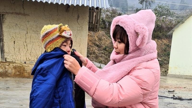 Chú ý giữ ấm cho trẻ khi lạnh để phòng bệnh đường hô hấp trong mùa mưa lũ Chú ý giữ ấm cho trẻ khi lạnh để phòng bệnh đường hô hấp trong mùa mưa lũ