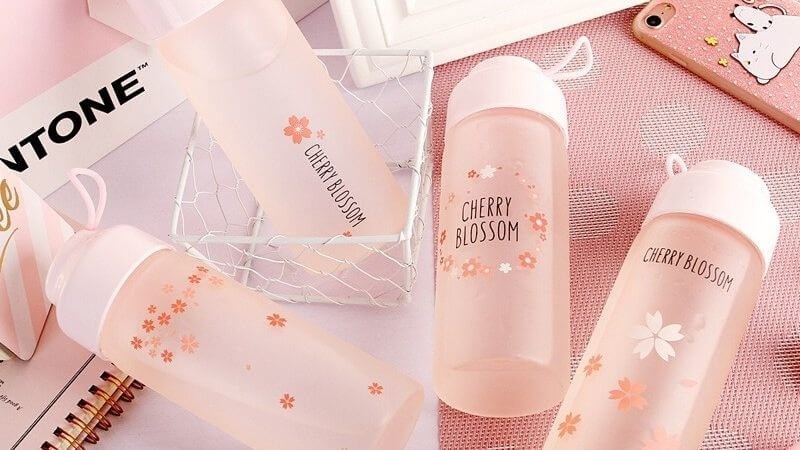 Chuẩn bị bình nước sạch để đảm bảo người bệnh luôn có nước sạch để uống