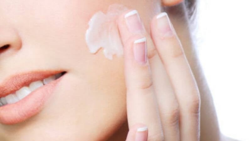 Sử dụng kem dưỡng ẩm để cấp ẩm cho da, cải thiện tình trạng khô da do sốt