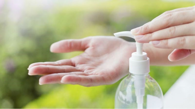 Cần rửa tay thường xuyên bằng nước rửa tay sát khuẩn để hạn chế lây nhiễm