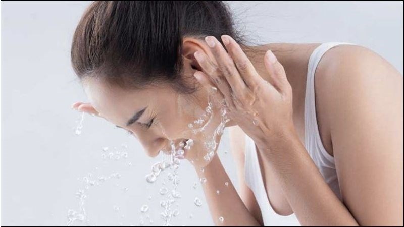 Bạn nên rửa mặt lại sau khi thoa vitamin E giúp giảm tắc nghẽn lỗ chân lông Bạn nên rửa mặt lại sau khi thoa vitamin E giúp giảm tắc nghẽn lỗ chân lông