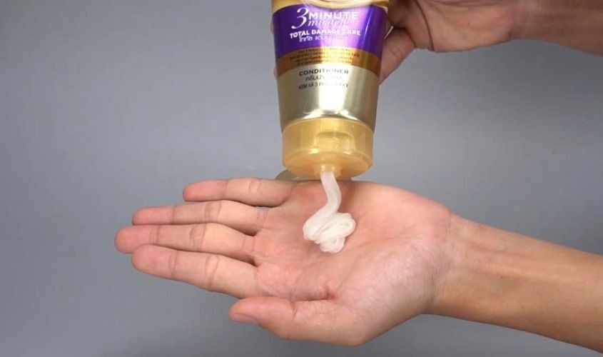 Dầu xả có kết cấu đặc sệt và có màu trắng, mùi hương thơm và dễ chịu