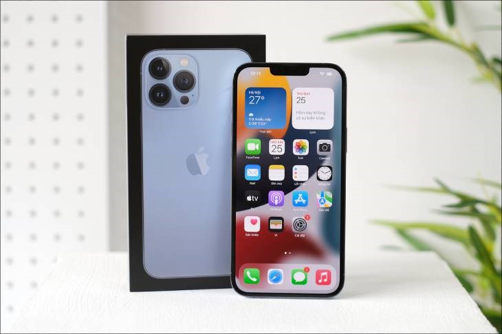 iPhone 13 Pro trang bị màn hình OLED kết hợp với công nghệ Super Retina XDR