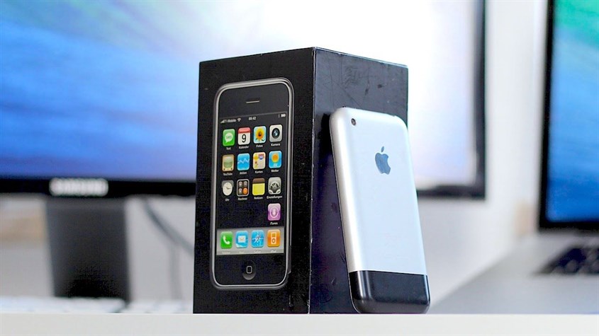 iPhone 2 sỡ hữu màn hình full cảm ứng đầu tiên trên thị trường smartphone tại thời điểm ra mắt