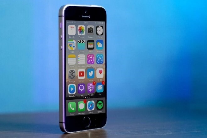 iPhone SE (thế hệ thứ 1) sở hữu hiệu năng của iPhone 6s nhưng ngoại quan đến từ iPhone 5s