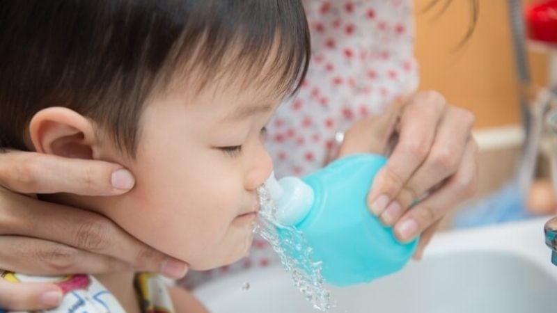 Rửa mũi thường xuyên sẽ giúp làm giảm tình trạng dị ứng phấn hoa