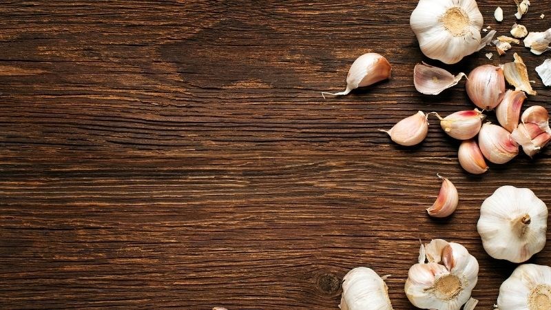 Giã tỏi rồi bôi lên vùng da tổn thương giúp tiêu diệt rận mu