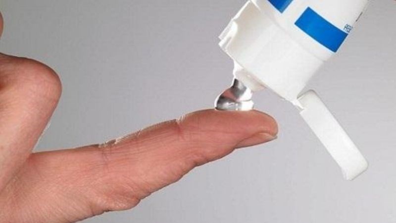 Dùng thuốc bôi để tiêu diệt rận mu