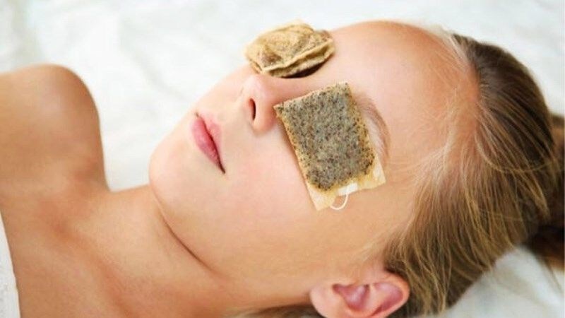 Sử dụng túi trà đắp vào hai bên mắt