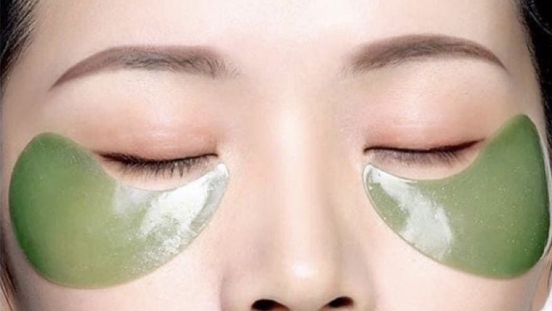 Sử dụng mặt nạ dưỡng mắt giúp giảm khô mắt