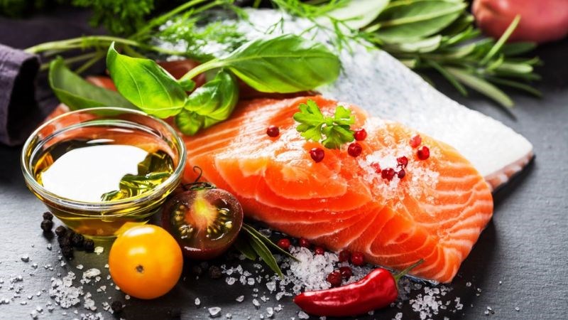 Bạn nên xây dựng chế độ ăn uống lành mạnh để tránh bị dị ứng thời tiết