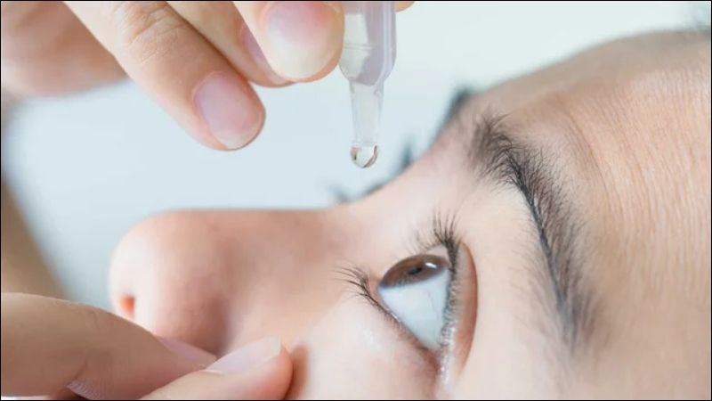 Kh&ocirc;ng để m&iacute; mắt hay l&ocirc;ng mi chạm v&agrave;o miệng lọ thuốc để tr&aacute;nh nhiễm tr&ugrave;ng