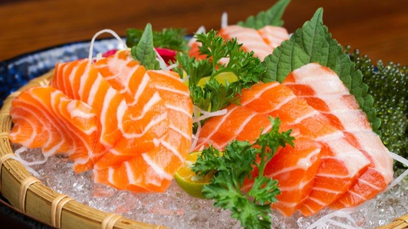 Cá hồi có thể giúp tóc trở nên sáng bóng và suôn mượt hơn.