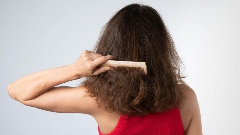 Gỡ rối với lược răng thưa hoặc ngón tay sẽ giúp hạn chế tổn thương tóc